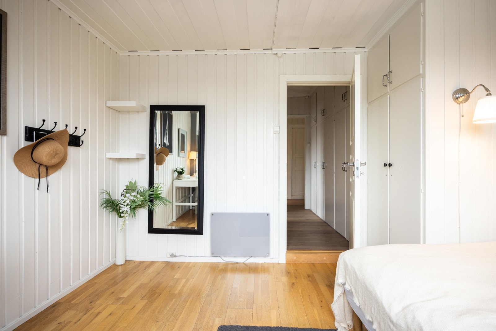 Plassbygget skap for oppbevaring, samt plass til ytterligere oppbevaringsløninger. Galleribilde