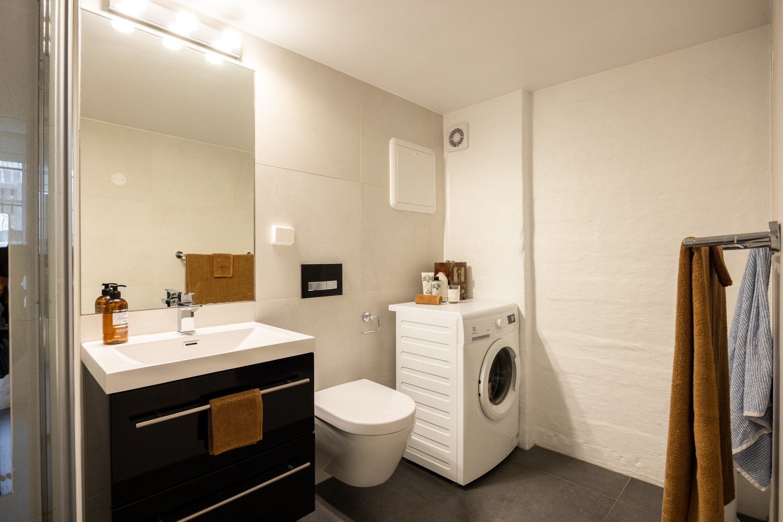 Pent flislagt bad fra 2018 med varmekabler. Galleribilde