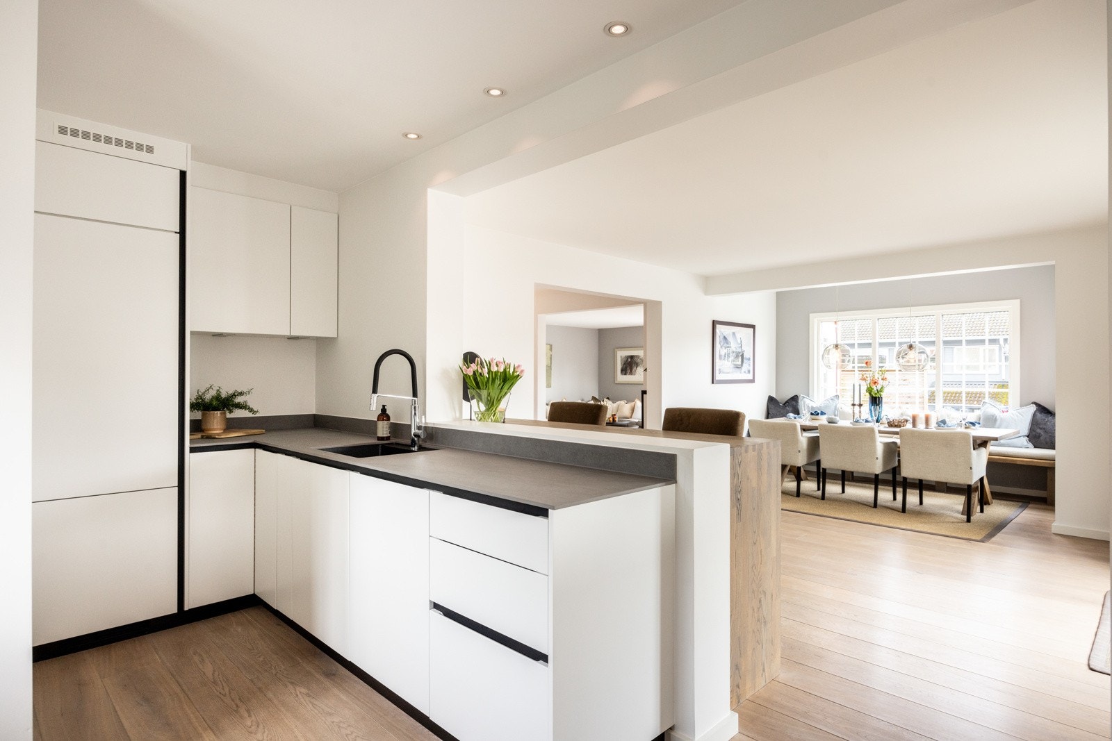 Oppvaskkum i komposittmateriale med ett-greps svingbart blandebatteri i krom. Galleribilde