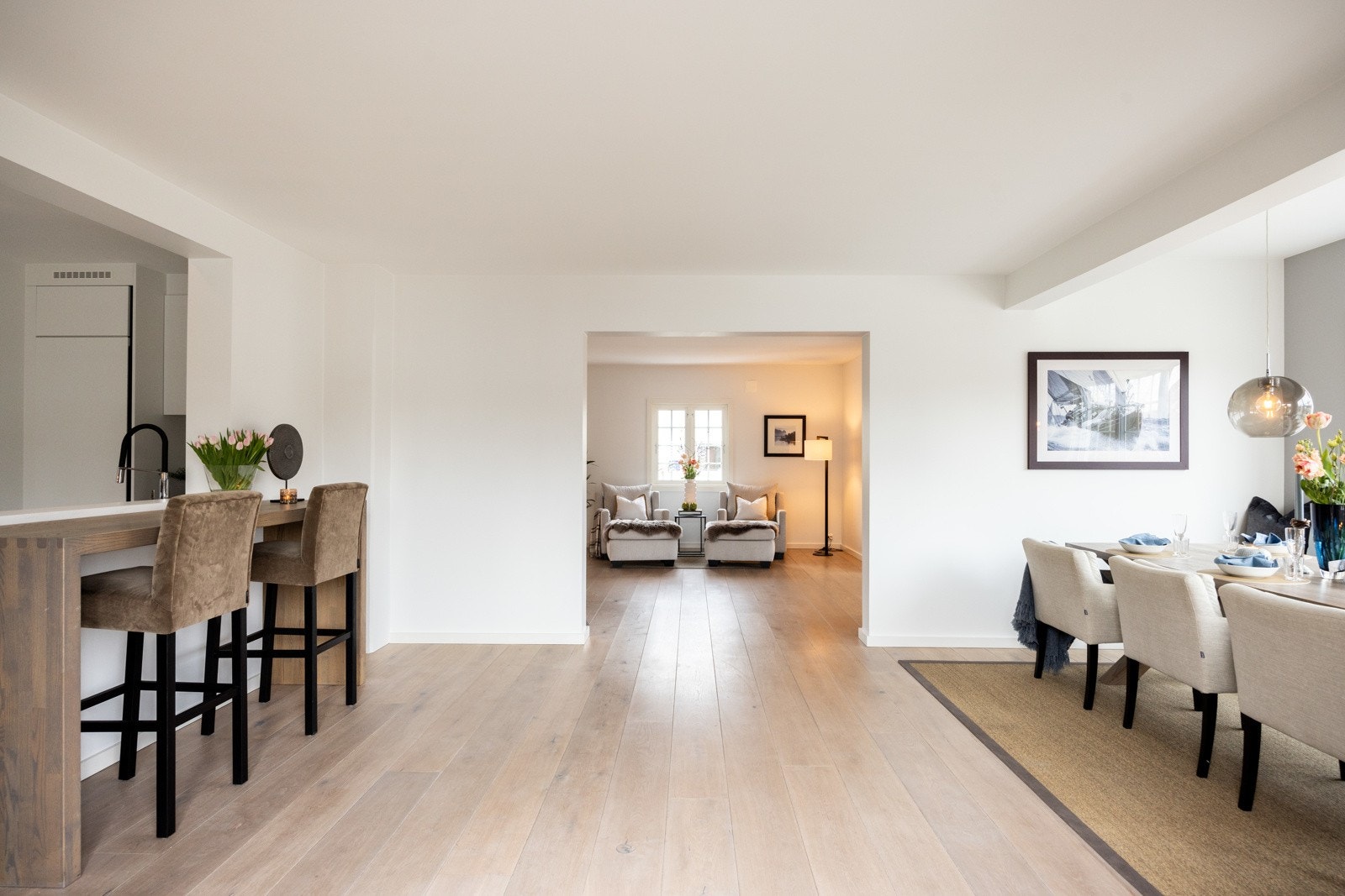 Sosial kjøkkenøy som skaper et naturlig skille mellom kjøkken og spisestue. Galleribilde