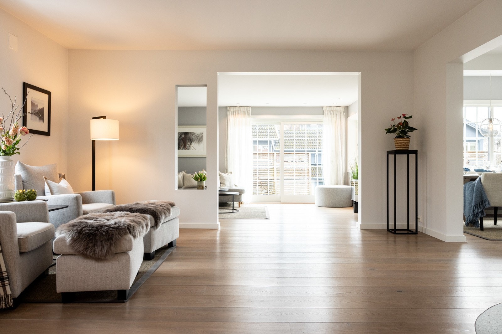 Boligens hovedetasje har en sosial og åpen løsning med store vindusflater. Galleribilde