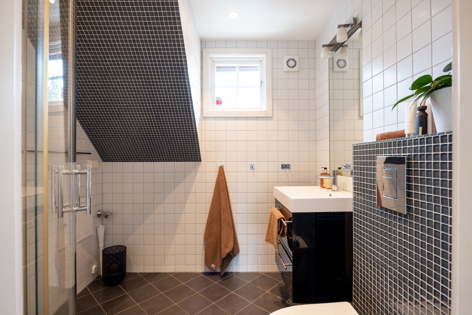 Husets andre bad er også fra 2011, og er flislagt med varmekabler. Galleribilde