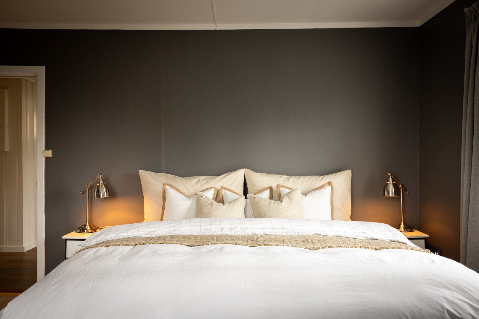 Det er totalt 4 soverom i husets hoveddel, alle i samme etasje. Galleribilde