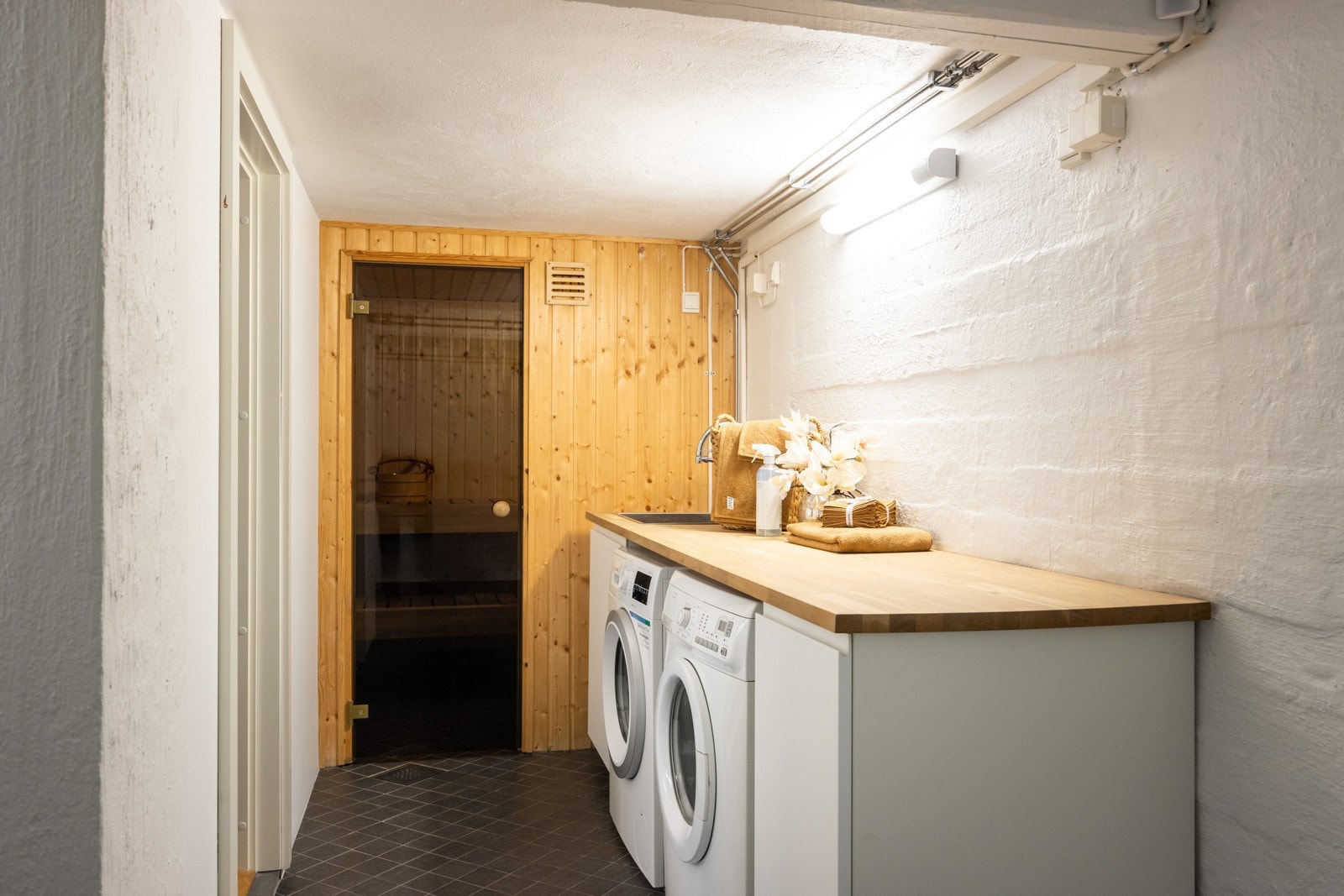 Det er 2 varmtvannsberedere: én på ca. 287 l (huset) og én på ca. 194 l (hybelen). Galleribilde