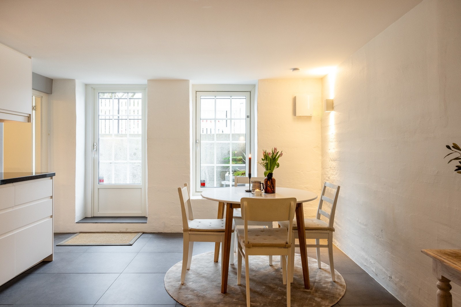 Svært gode leieinntekter på 14 500,- pr. mnd. Hybelen har egen inngangdør på siden av huset. Galleribilde