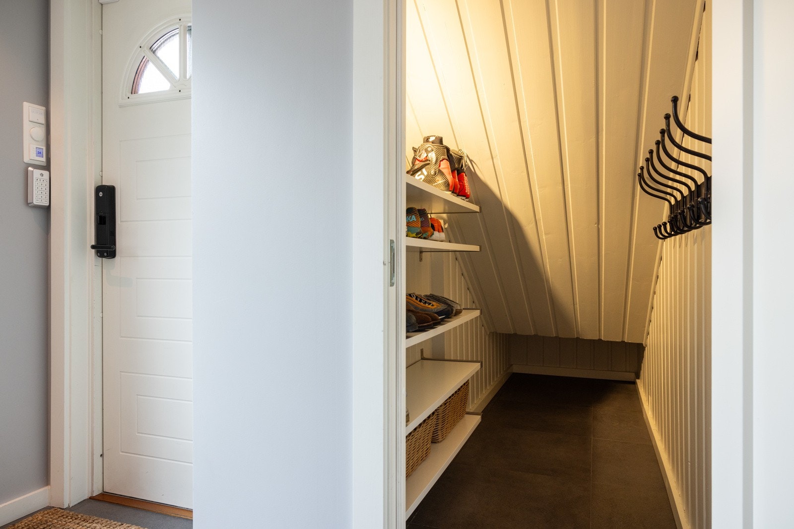 Praktisk bod som rommer bra med yttertøy og sko. Det er montert Yale doorman. Galleribilde