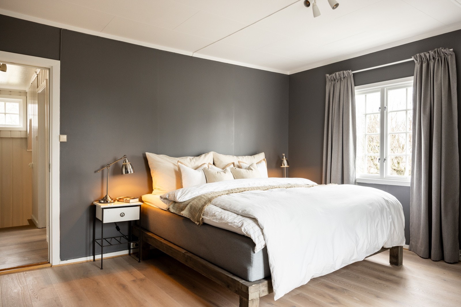 Deilig hovedsoverom av god størrelse med god plass til stor dobbeltseng og tilhørende nattbord. Galleribilde