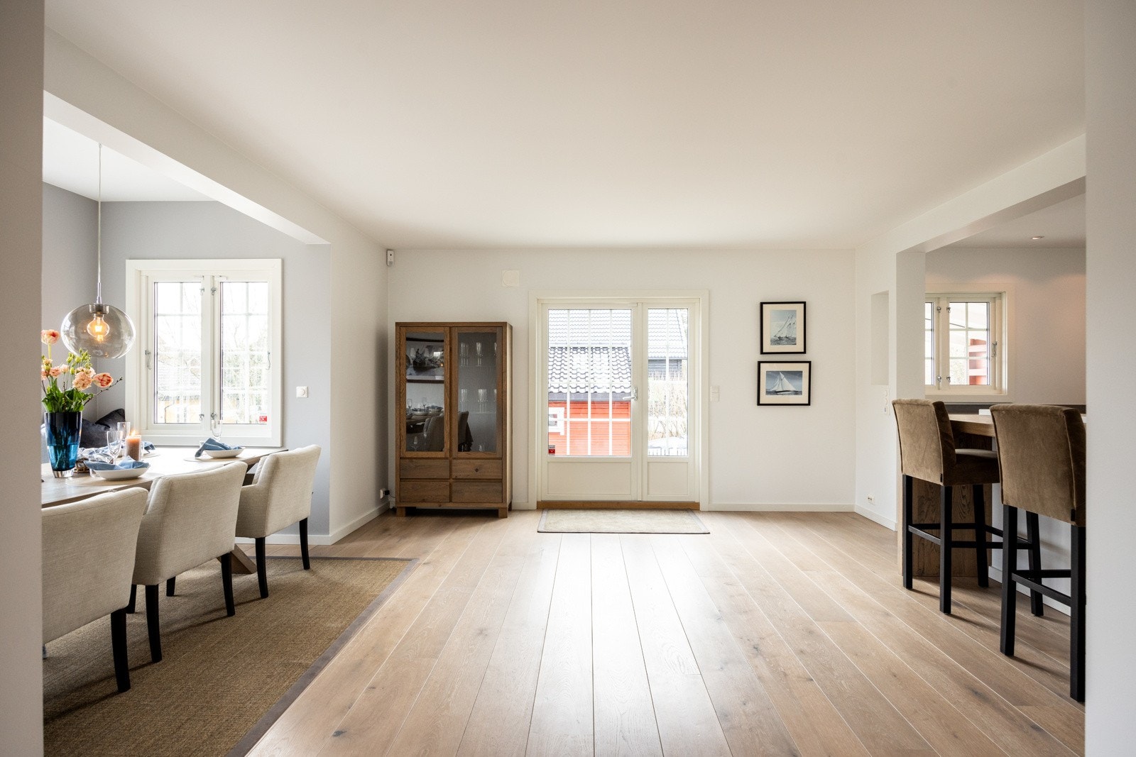 Spisestuen har direkte adkomst til stor terrasse som oppleves som en forlengelse av stuen på sommerdager. Galleribilde