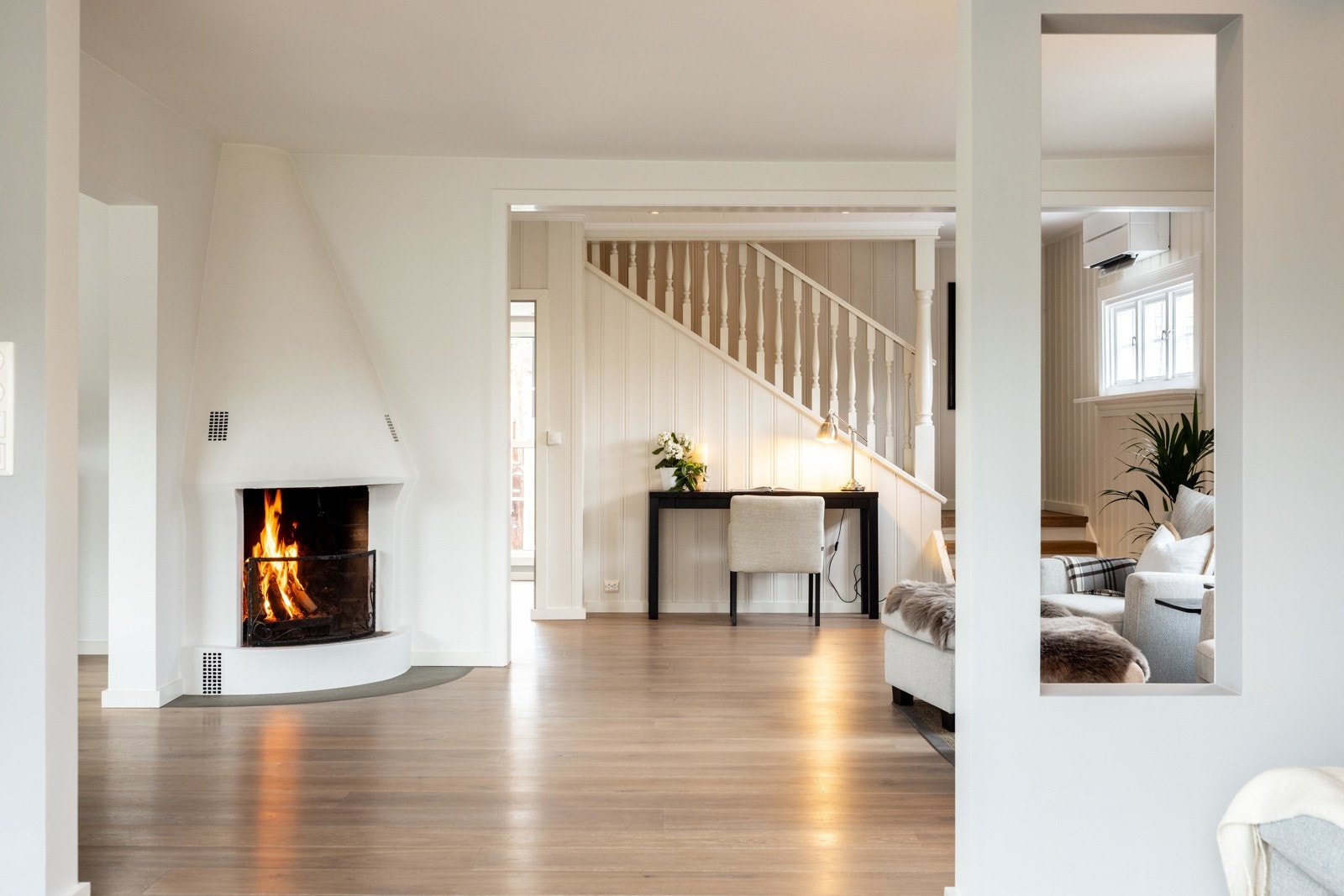 I stuen er det etablert varmepumpe med aircondition-funksjon. Galleribilde