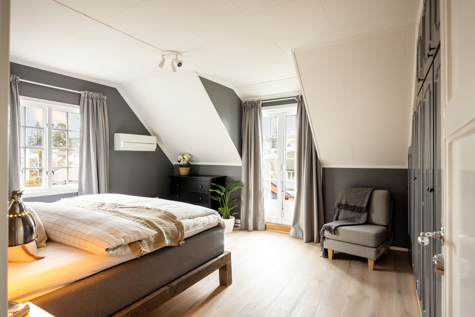 Fin luftebalkong på soverommet. Varmepumpe med aircondition-funksjon. Galleribilde