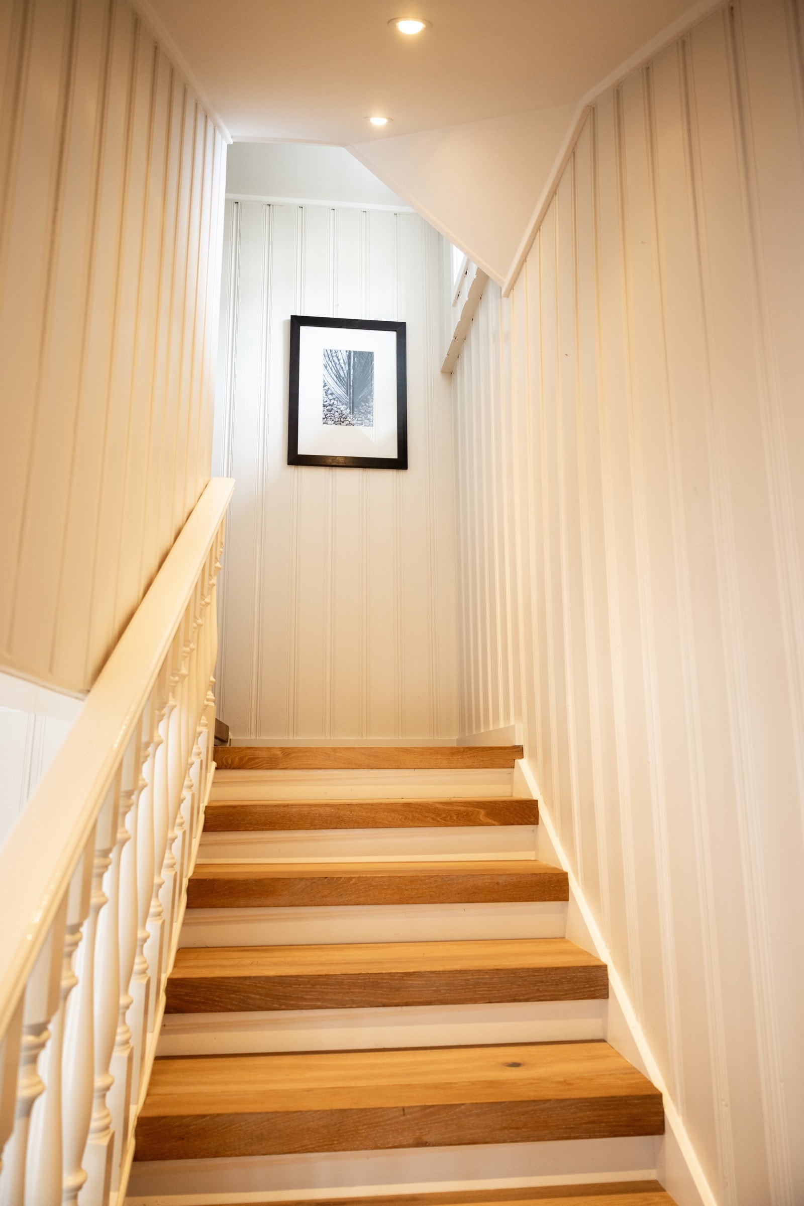 Fin trapp med lukkede eiketrinn mellom 1.- og 2. etasje. Galleribilde