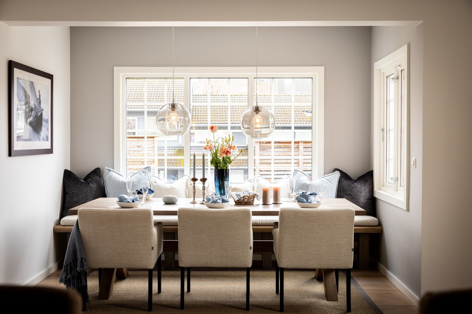 I spisetuen er det god plass til stor spisebordsgruppe. Galleribilde