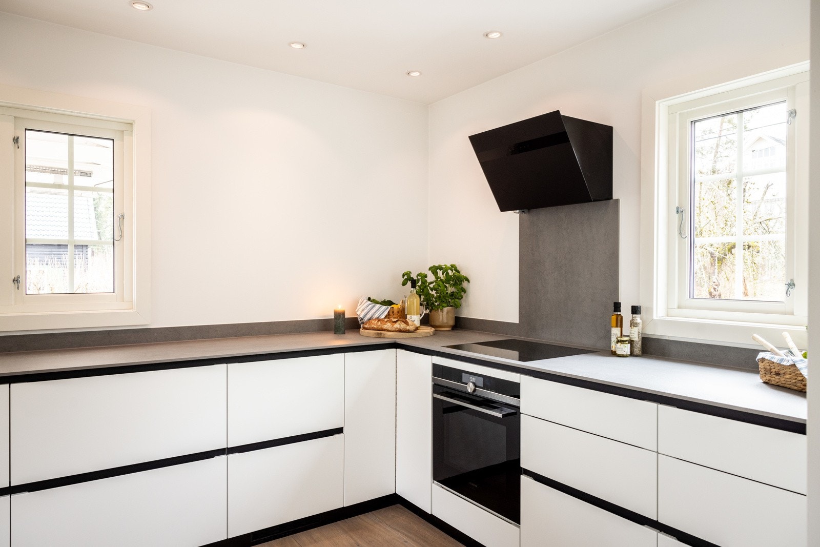 Lekker keramisk kvalitetsbenkeplate som tåler ekstremt høy varme. Galleribilde