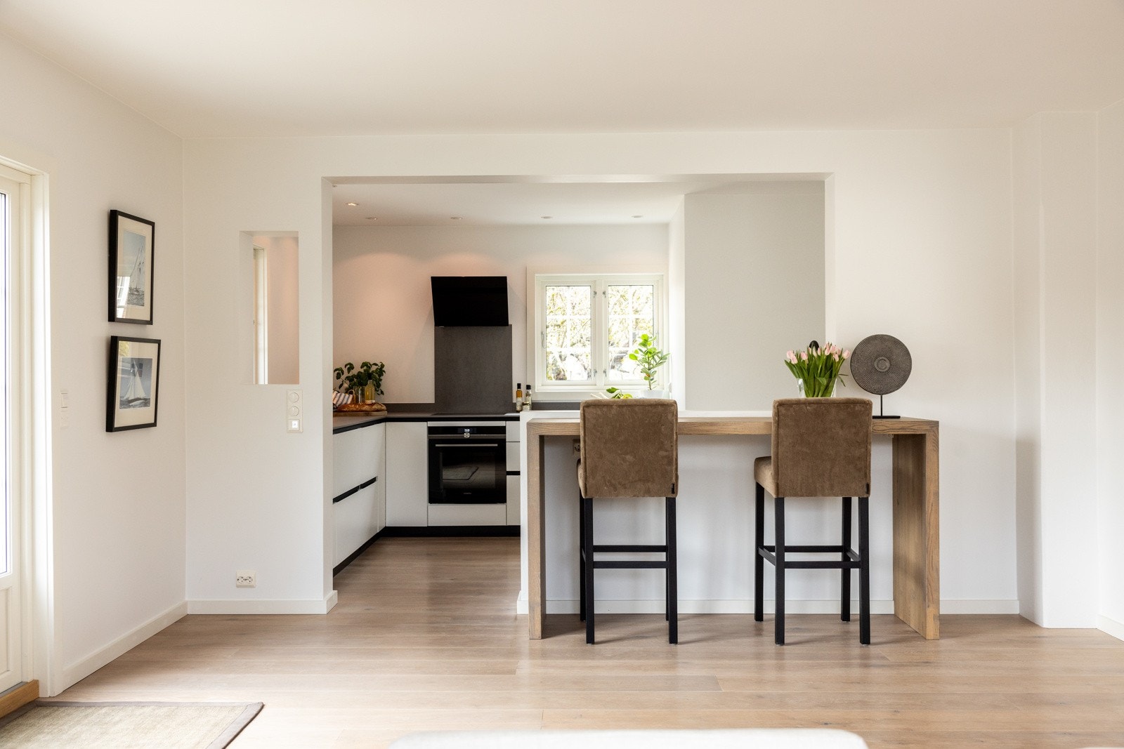 I boligen er det stilrent designkjøkken fra Kvik. Galleribilde