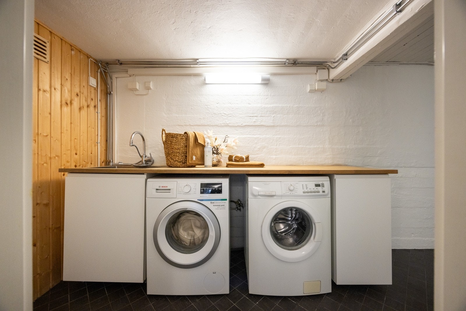 Etasjen har vaskerom med innredning med benkeplate. Nisje for vaskemaskin og tørketrommel. Galleribilde