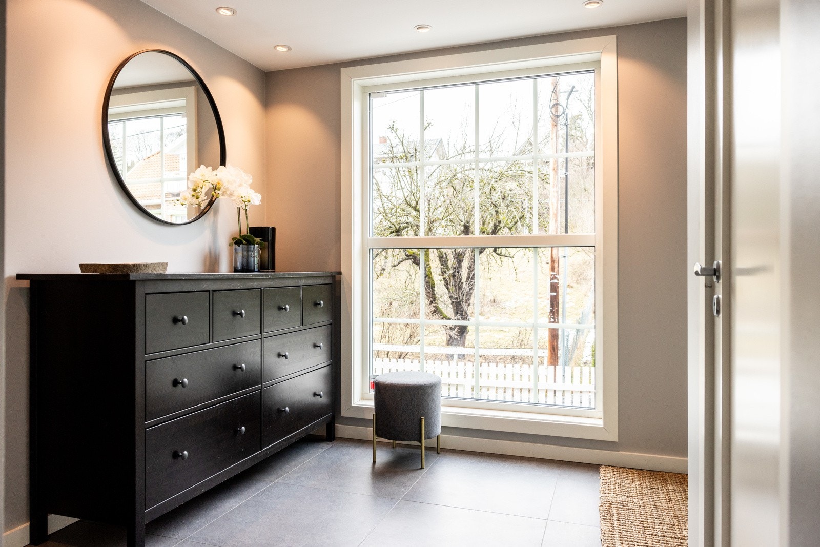 Lun og hyggelig gang/entré med flislagt gulv med varmekabler. Galleribilde