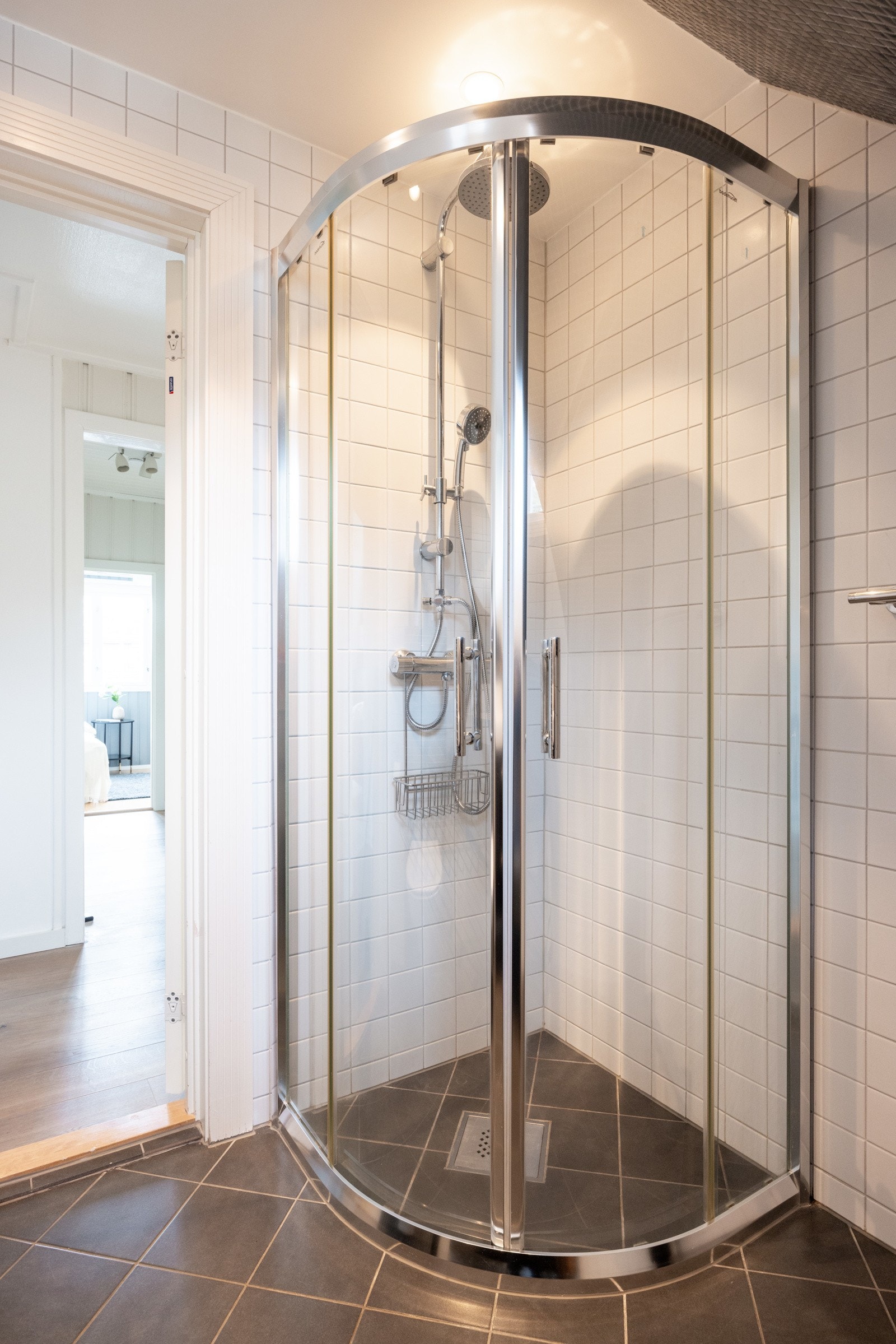 Dusjhjørne med glassdører. Galleribilde