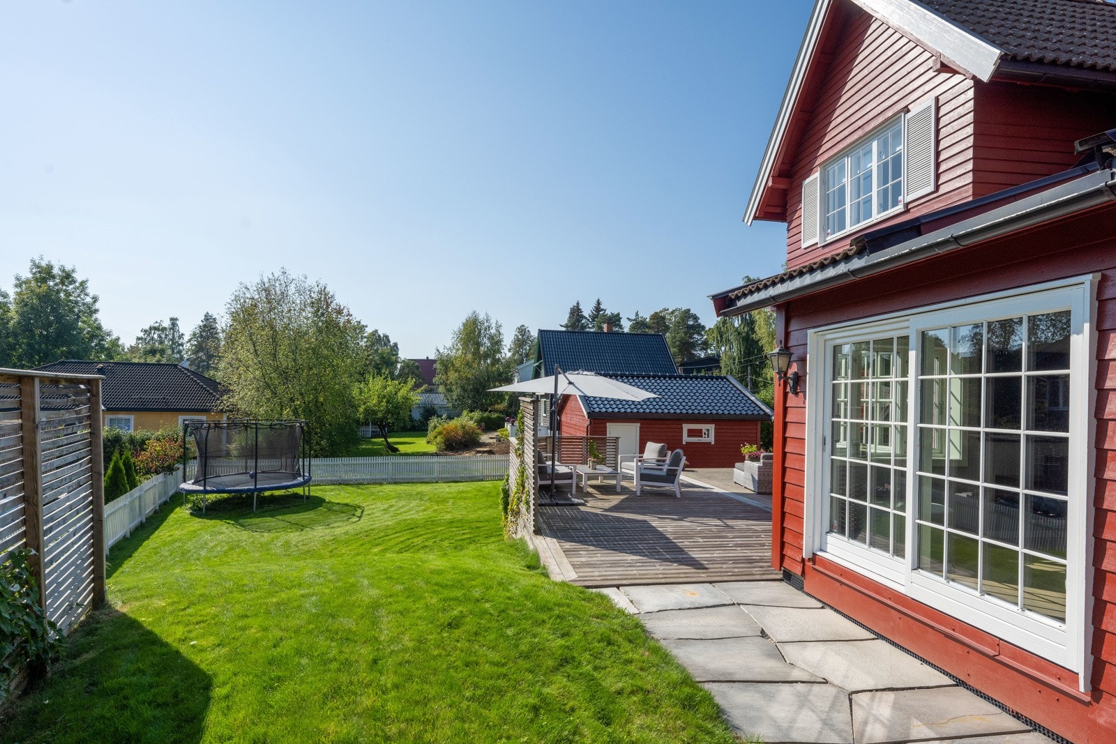 Solfylt hage - perfekt for lek og moro! Galleribilde