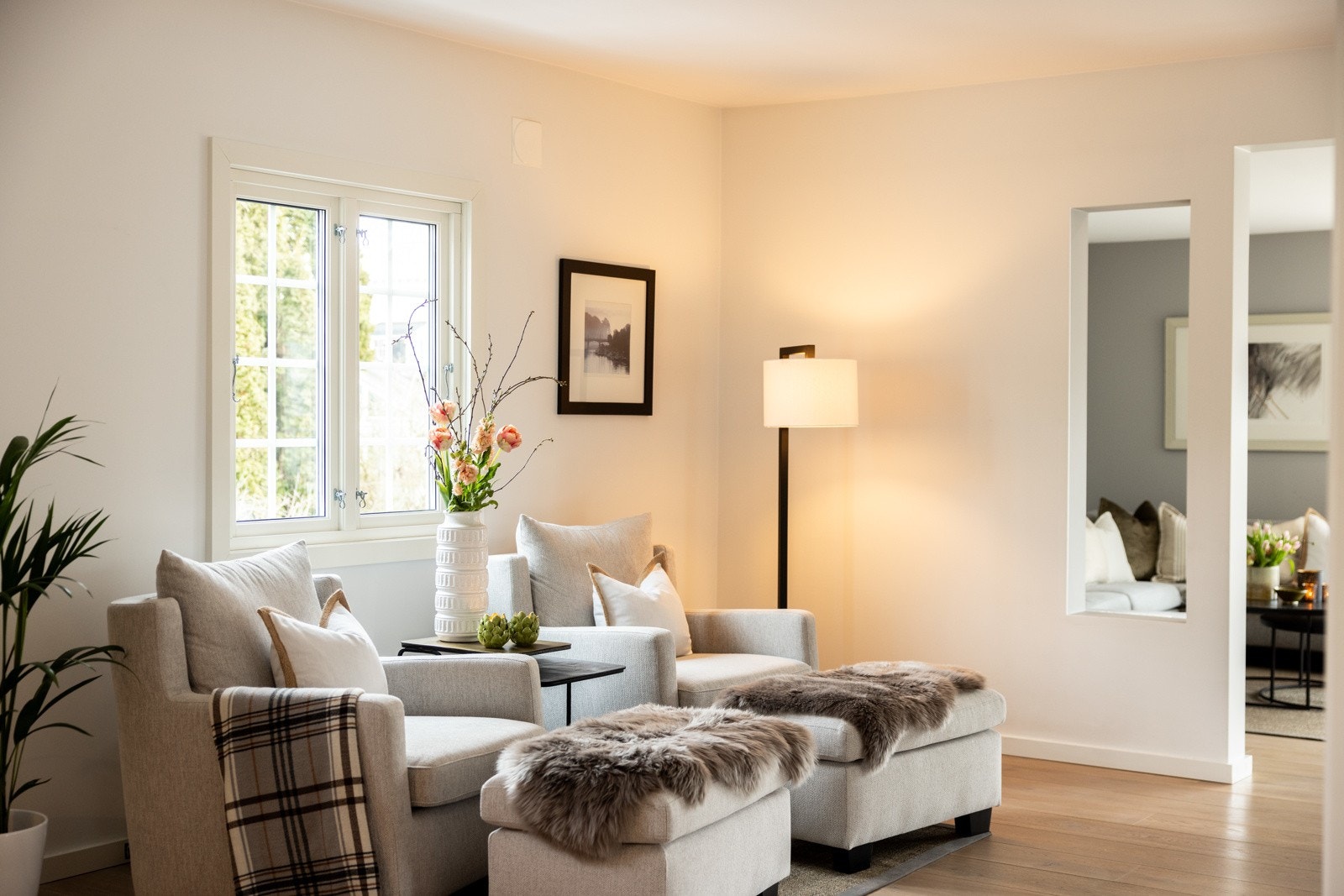 Hovedetasjen består av 2 stuer, kjøkken, spisestue og gang. Galleribilde