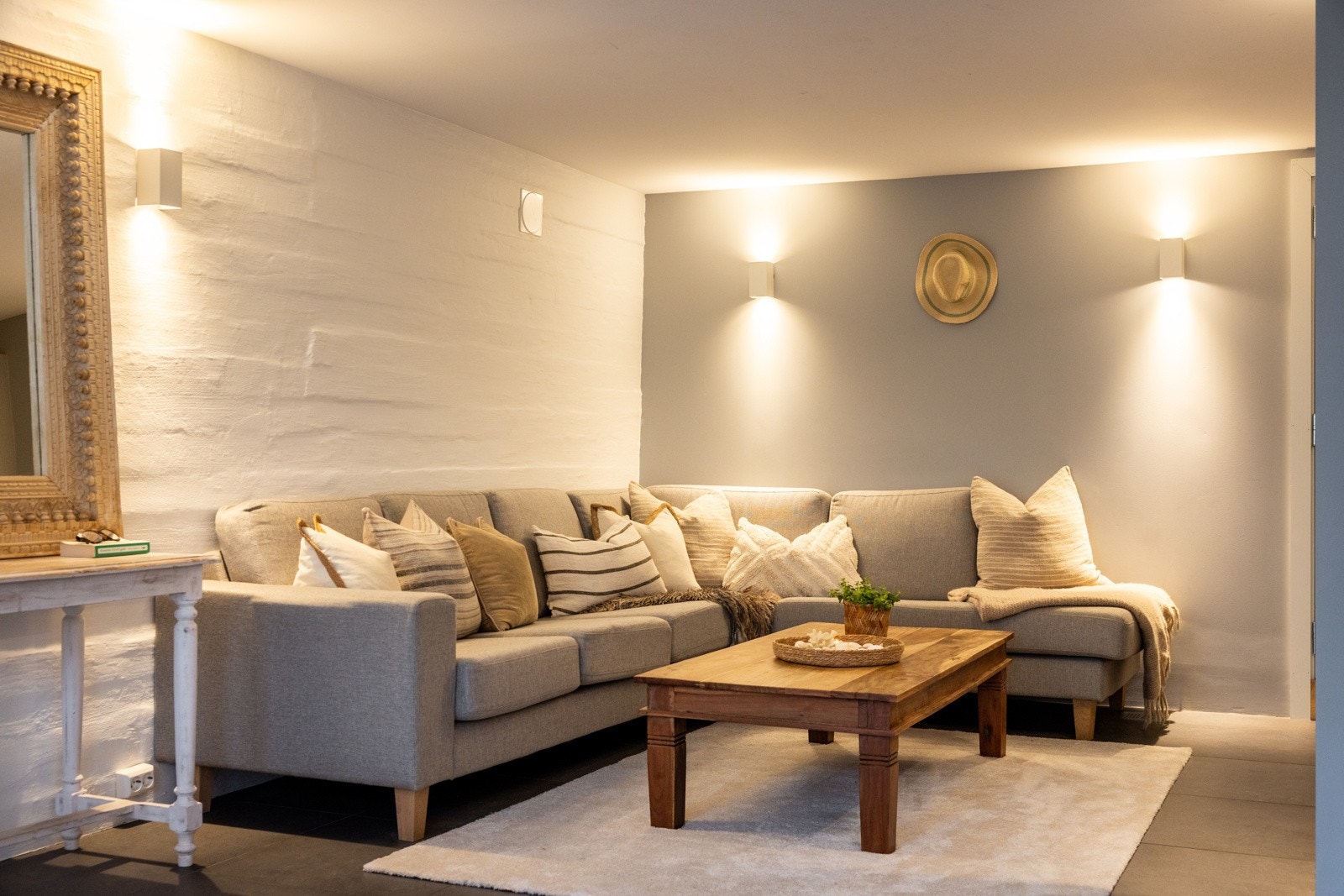 Velegnet plass til sofagruppe med tilhørende møblement. Galleribilde