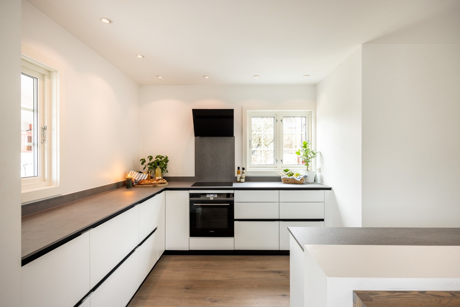 Kjøkkeninnredningen er fra 2018 med slette fronter og integrerte håndtak som gir en sømløs overgang. Galleribilde