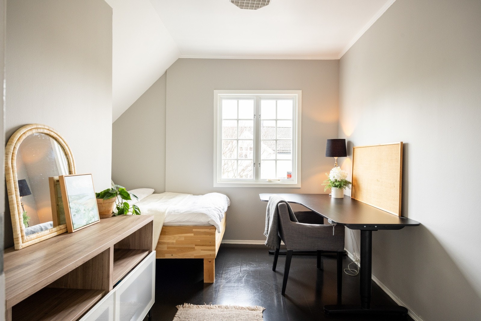 Soverommet har plass til seng, nattbord og skrivepult, samt oppbevaringsløsninger. Galleribilde