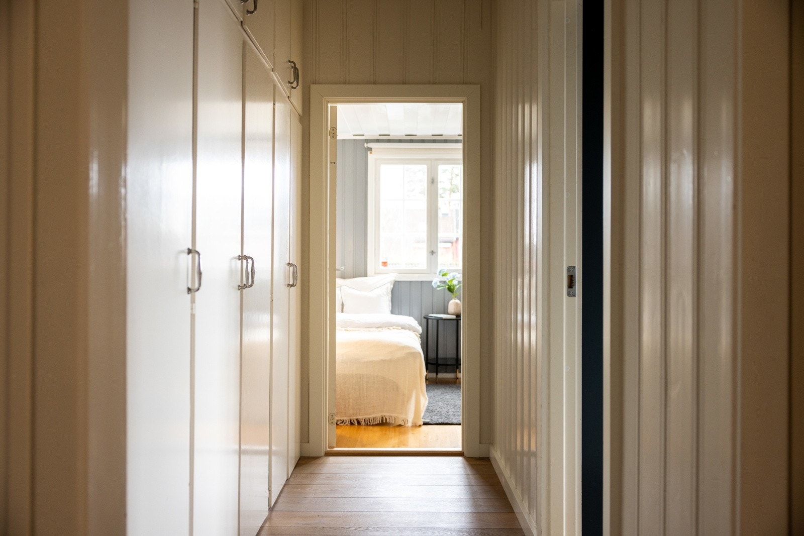 Garderobeløsning med oppbevaringsmuligheter. Galleribilde