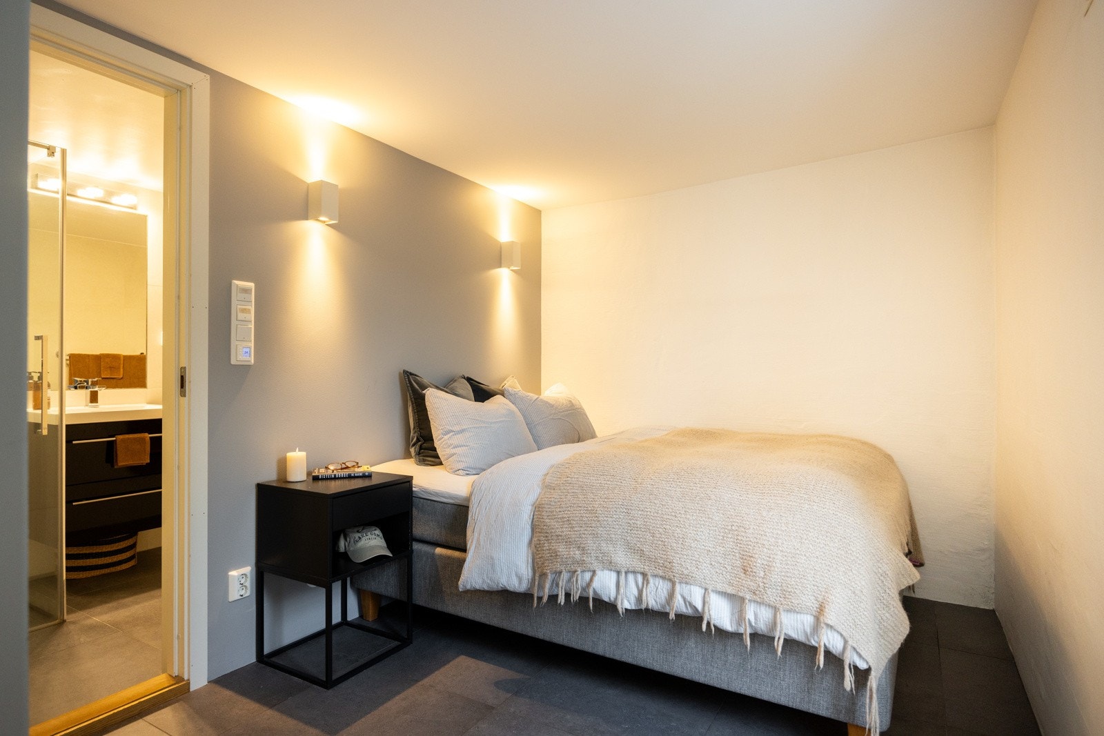 Hybelens soverom er av god størrelse med plass til dobbeltseng. Galleribilde