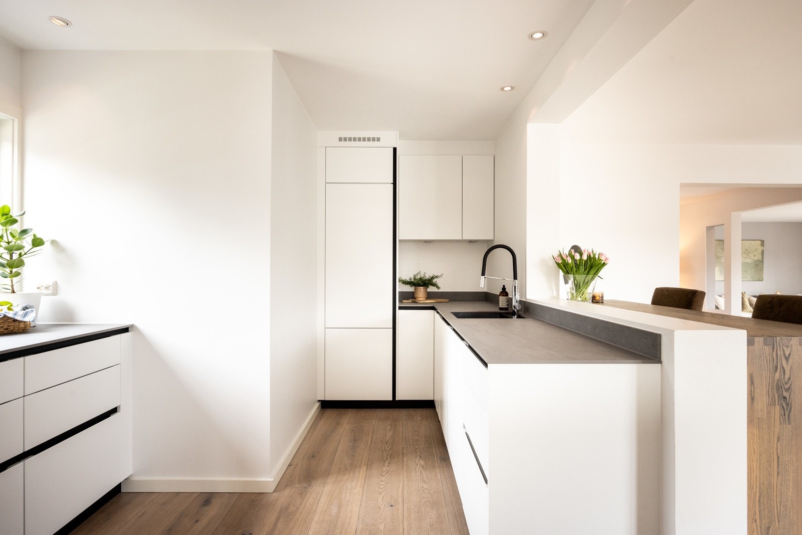 Integrerte hvitevarer fra Siemens: planlimt induksjonsplatetopp, stekeovn (med dampfunksjon) og kjøleskap med frys. I tillegg er det kjøleskuff integrert under kjøkkenbenken, samt oppvaskmaskin. Galleribilde