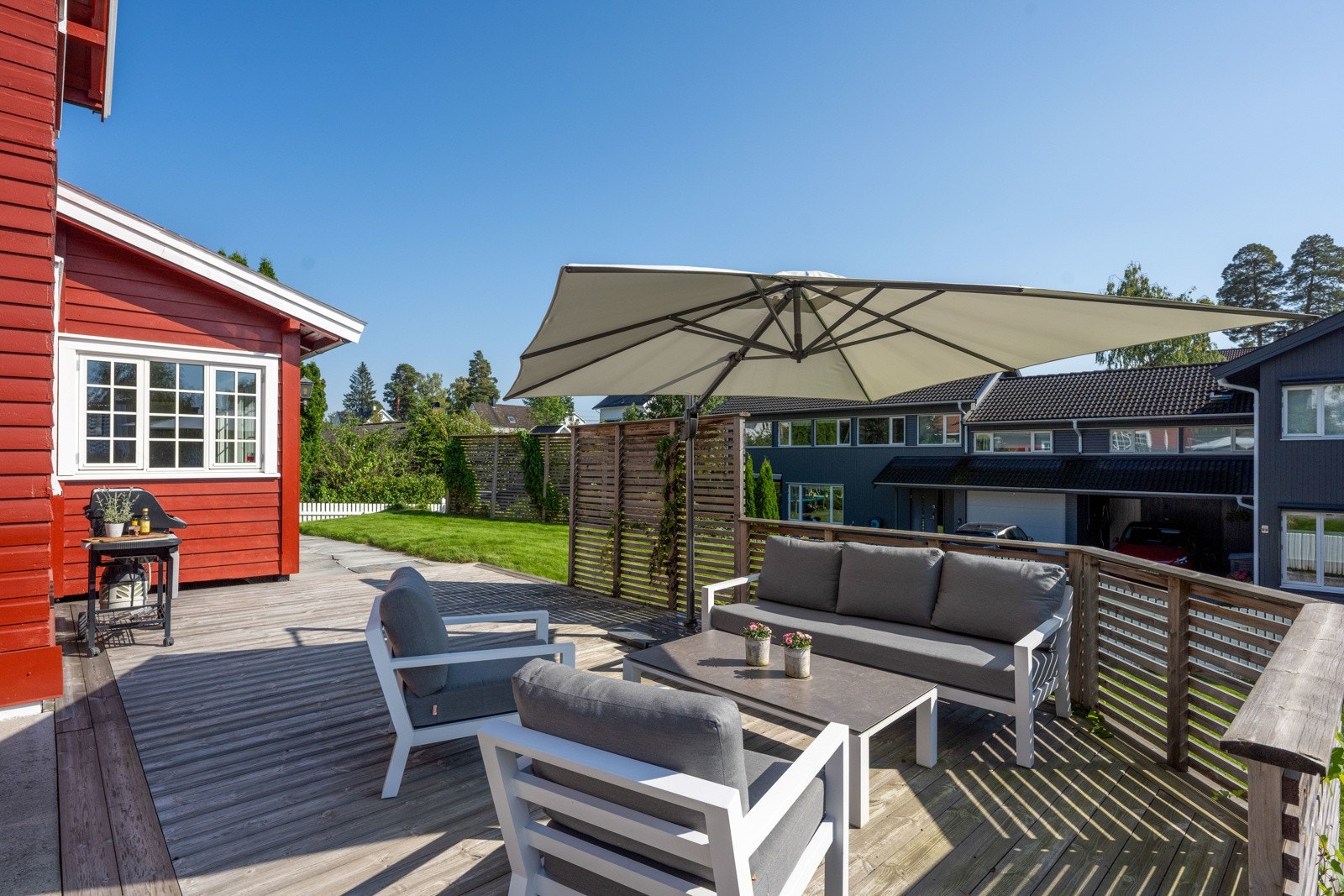 God plass til utemøblement, beplantning, grill og pyntegjenstander. Galleribilde