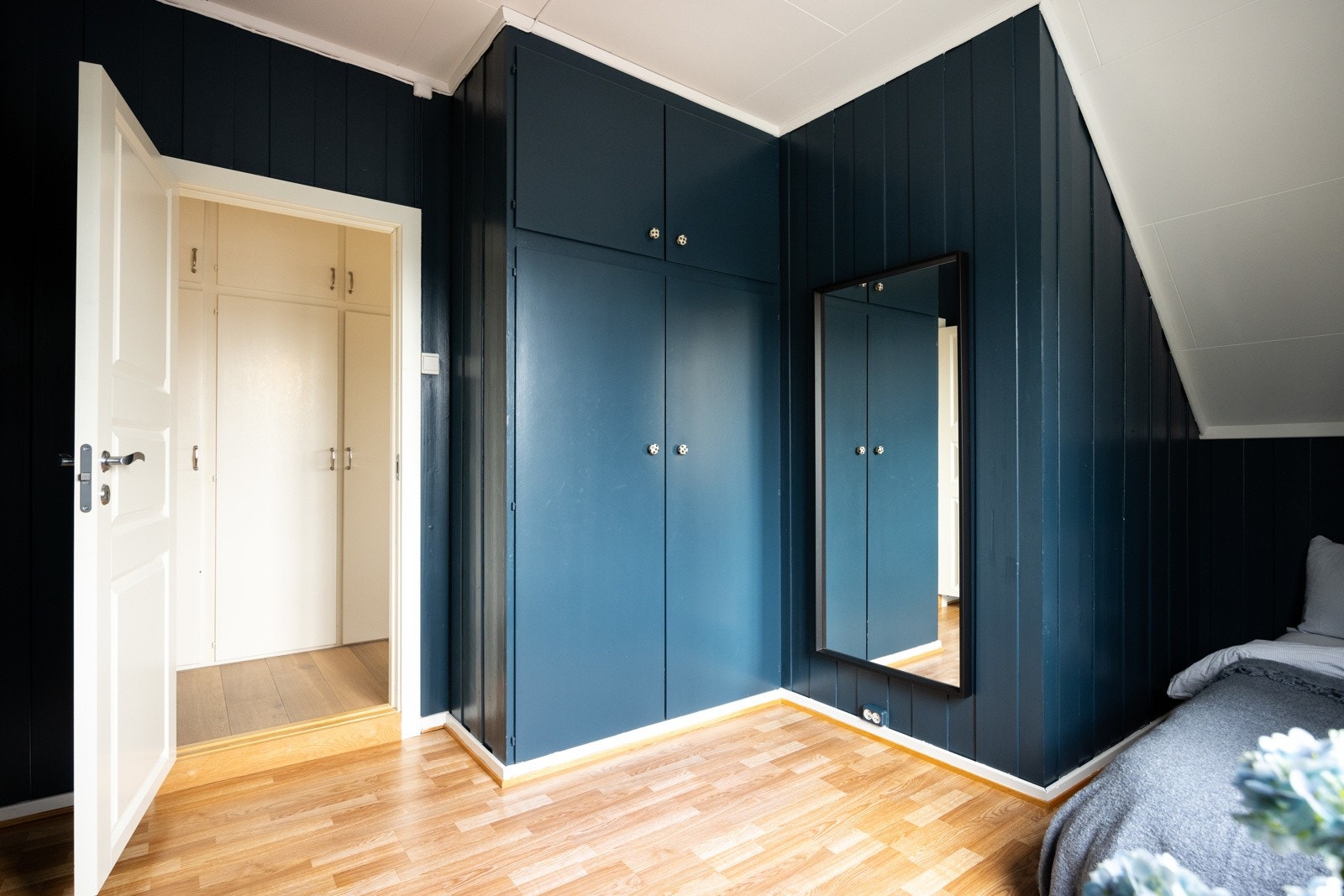 Trivelig rom med plass til seng. Godt med garderobeskap. Galleribilde
