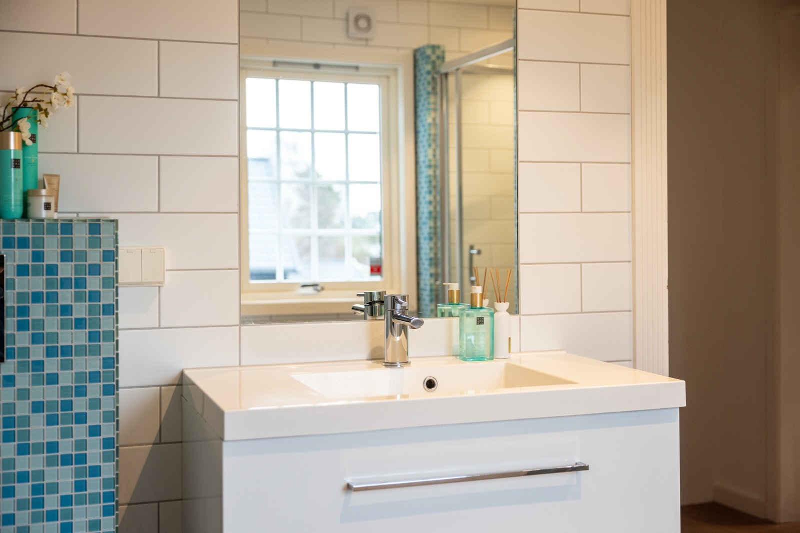 Pen baderomsinnredning med heldekkende servant og servantskuffer i slett utførelse. Innmurt speil. Galleribilde