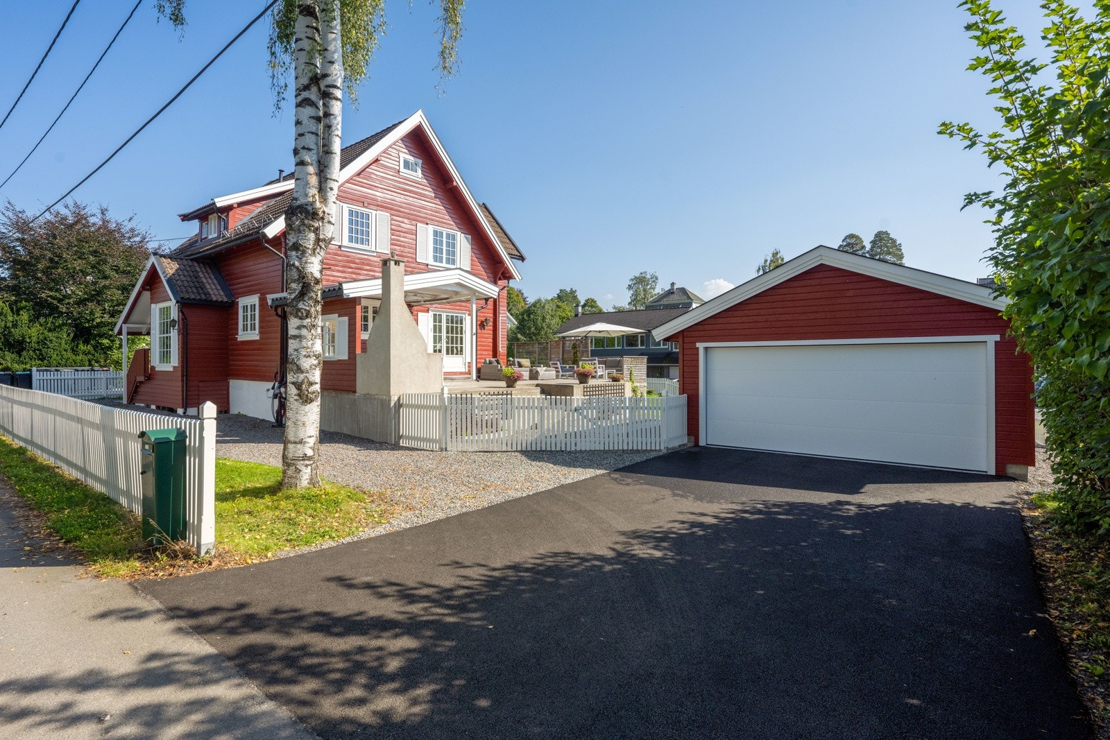 Stor dobbelgarasje fra Karlhusgarasjen, som stod ferdig høsten 2024. Nyasfaltert gårdsplass. Galleribilde