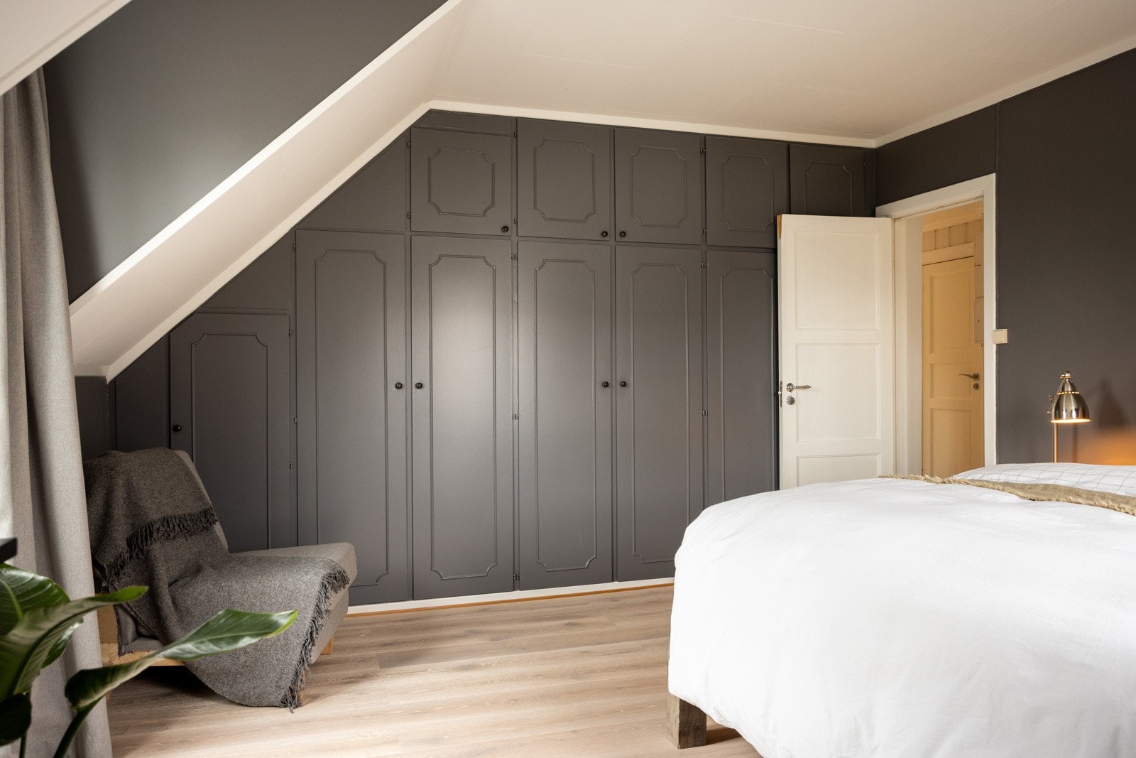 Gode oppbevaringsmuligheter i plasstilpasset garderobe. Galleribilde