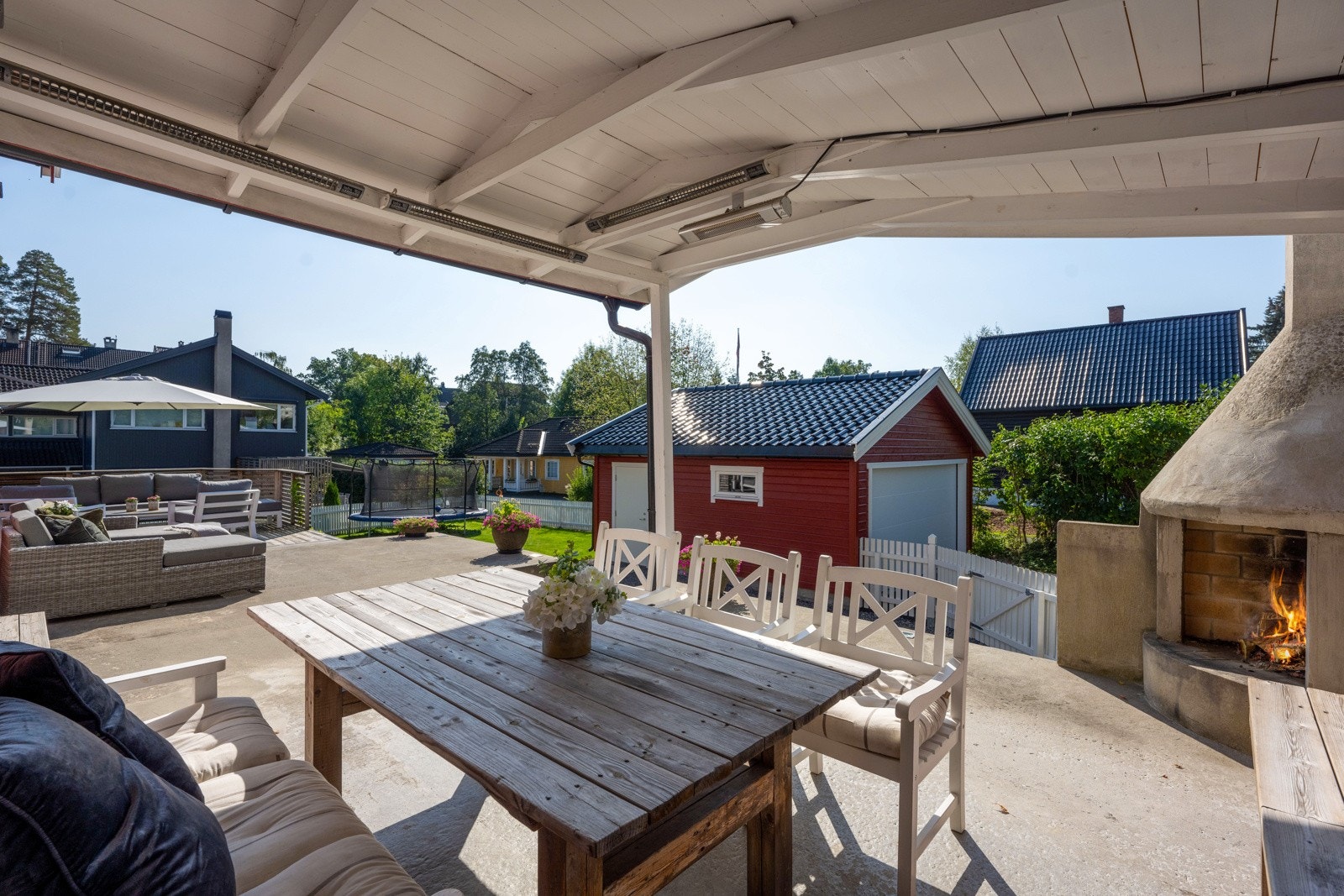 Fantastisk opparbeidet uteområde med stor sydvestvendt terrasse. Galleribilde