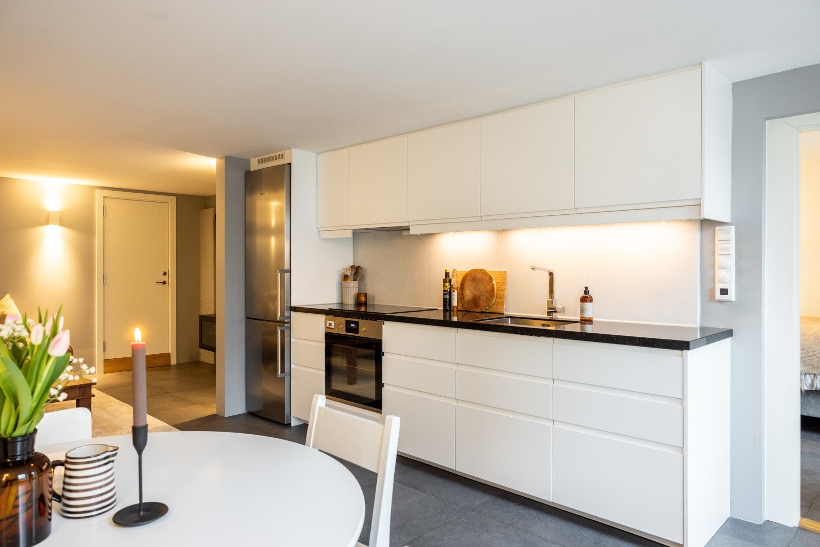 Moderne åpen stue- og kjøkkenløsning i hybelen. Galleribilde