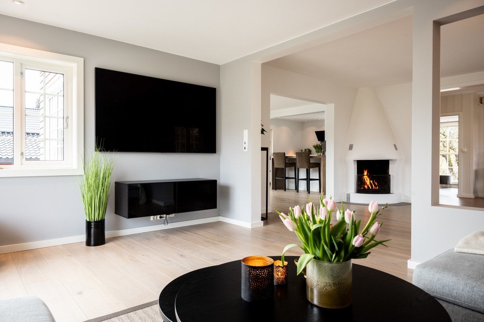 Det er god plass til stor sofagruppe med tilhørende mediemøblement. Galleribilde