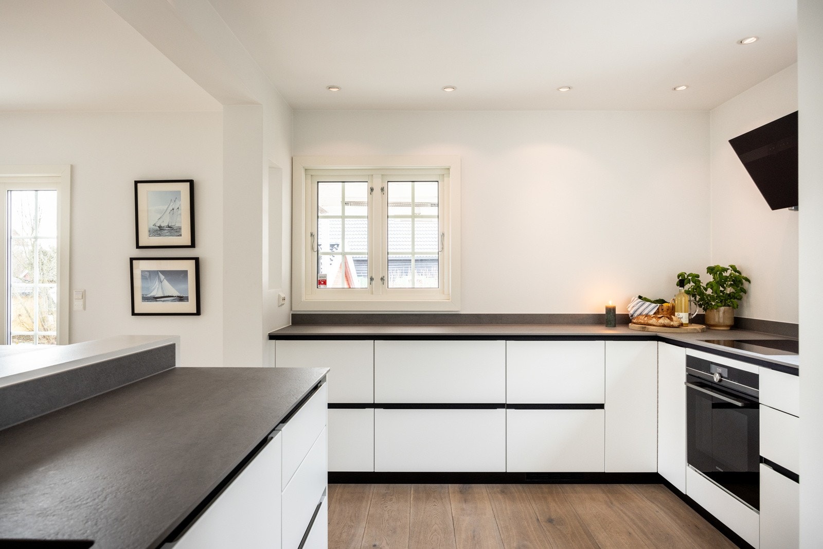 Svært gode oppbevaringsmuligheter og arbeidsflater. Galleribilde