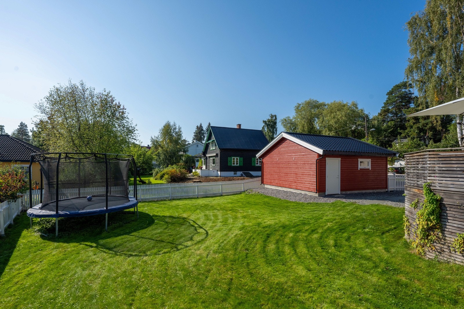 Flat, pent opparbeidet hage. Galleribilde