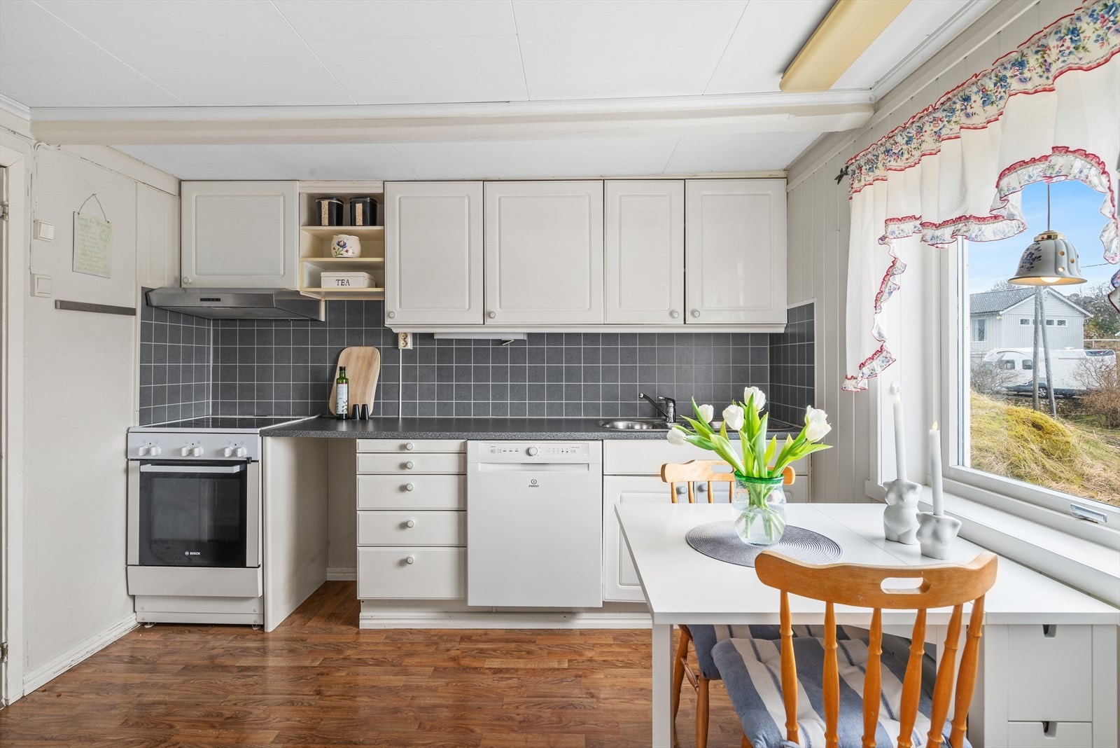 Kjøkkenet måler ca. 10 kvm. Galleribilde