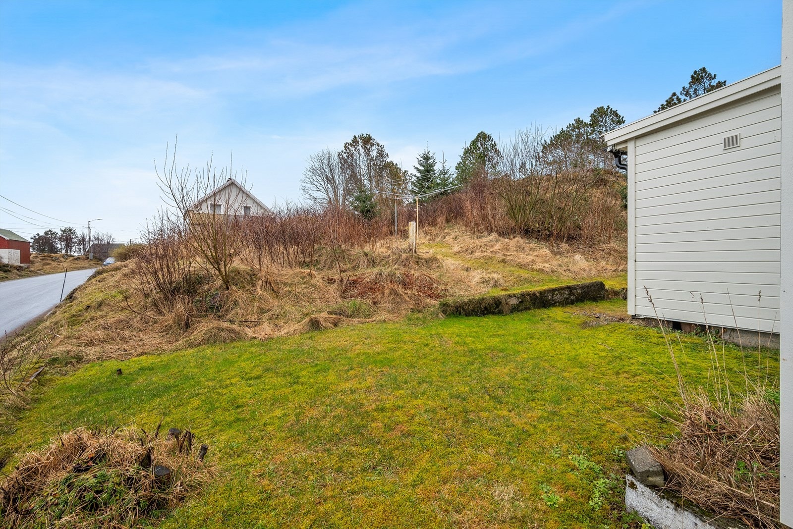 Boligen har enkel adkomst til hovedveien og ligger kun ca. 10 minutters kjøring fra Sistranda, hvor du finner et bredt utvalg av fasiliteter og servicefunksjoner. Galleribilde