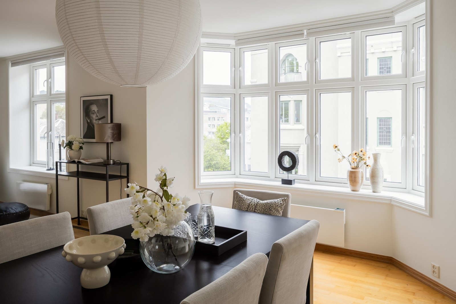 Beliggenheten er skjermet i 3.etasje og vender ut mot rolige omgivelser. Flott karnapp med utstrakte vindusposter gir et herlig lysinnslipp. Galleribilde