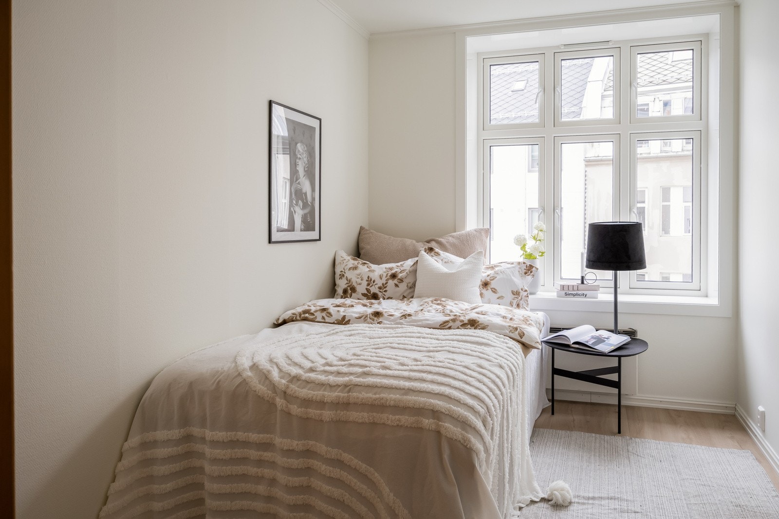 Leiligheten innehar to soverom på hhv. 8 og 11,5 kvm. Begge rommene ligger vendt ut mot rolig bakgård. Galleribilde