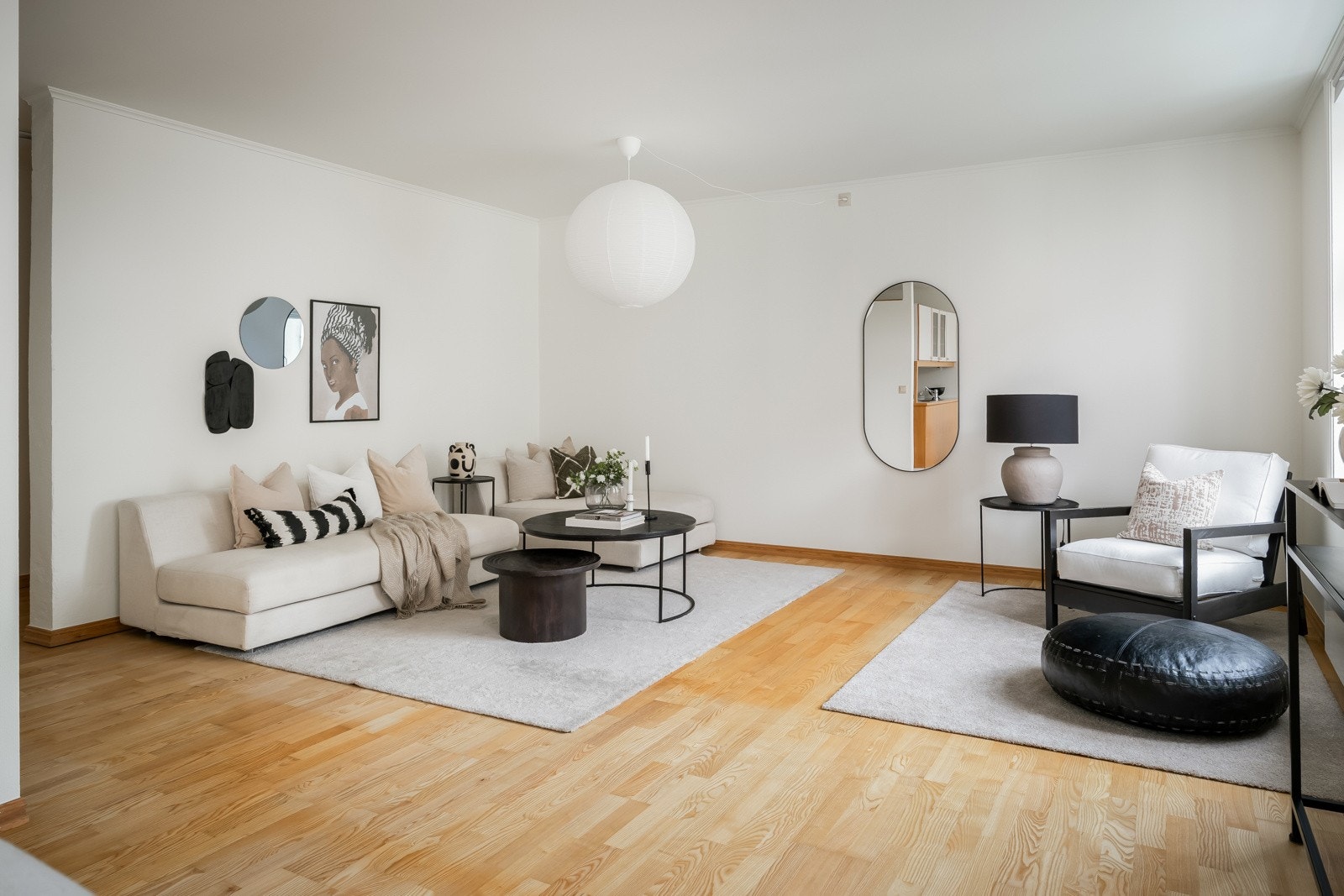 Stuen måler hele 47 kvm sammen med kjøkken og er svært enkel å møblere. Her har man god plass for en romslig sofakrok og TV-løsning. Galleribilde