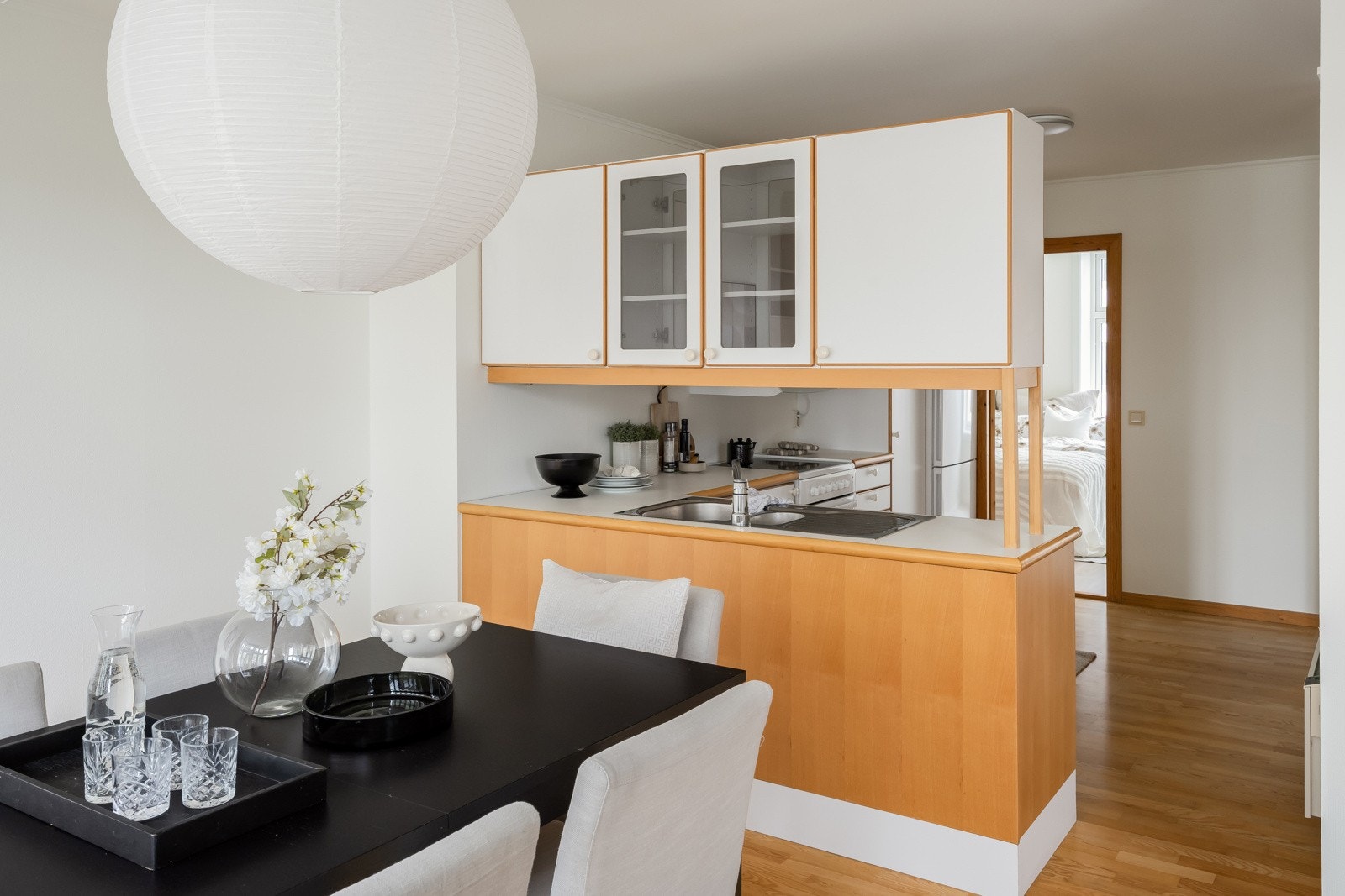 I overgangen fra stue til kjøkken har man naturlig plass for et hyggelig spisebord med plass for flere gjester. Galleribilde