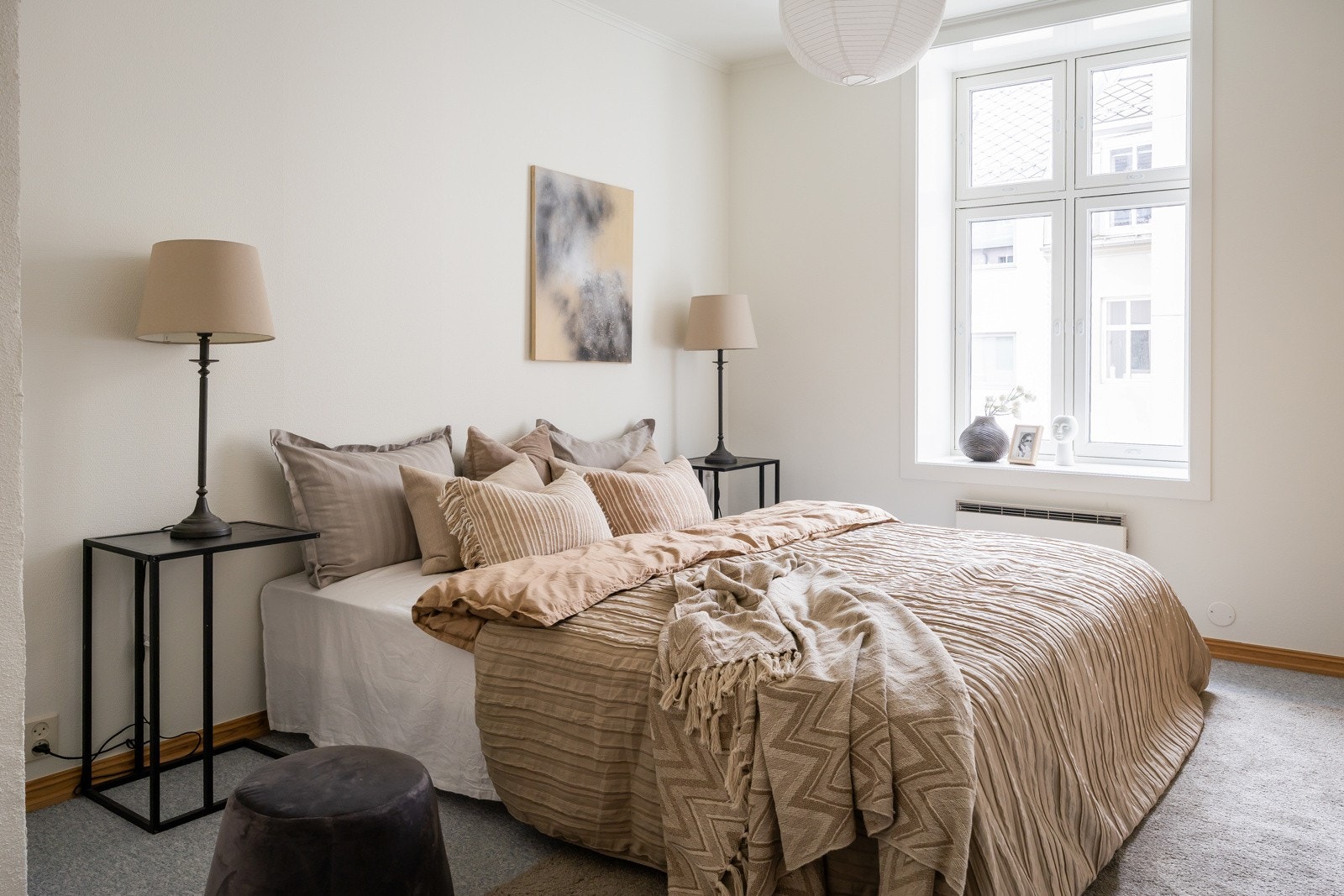 Hovedsoverom; 11,5 kvm. Her har man god plass for dobbeltseng med nattbord på hver side av sengen. Galleribilde