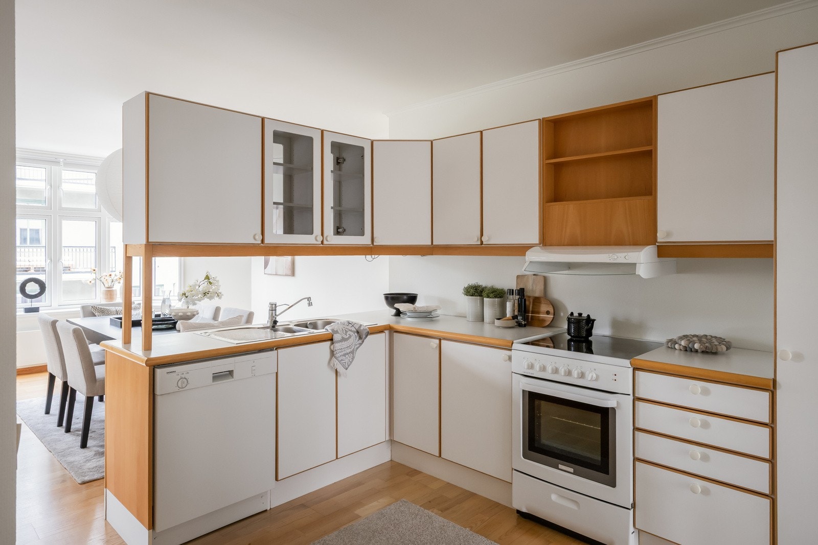 Romslig og funksjonelt kjøkken med god benkeplass. Her har man rikelig med oppbevaring i skuffer og skap. Galleribilde