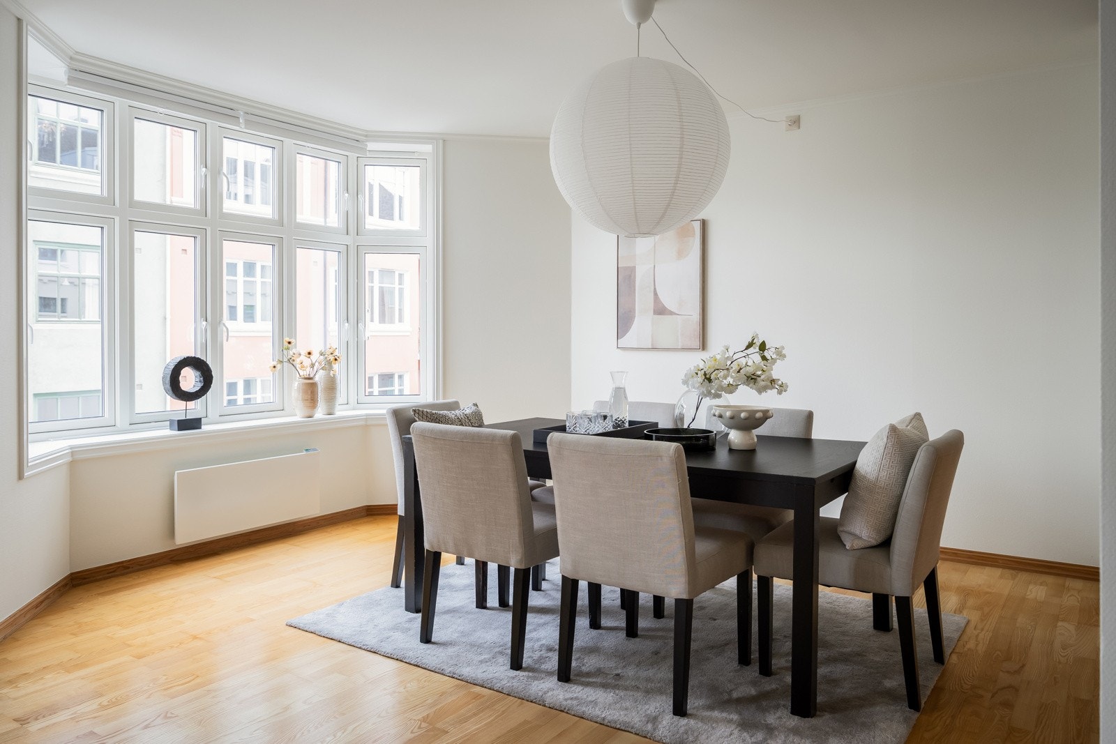 Leiligheten har en attraktiv beliggenhet, sentralt og med umiddelbar nærhet til NTNU, Teknobyen og St.Olavs. På knappe 10 minutter til fots når man også sentrum av Trondheim. Galleribilde