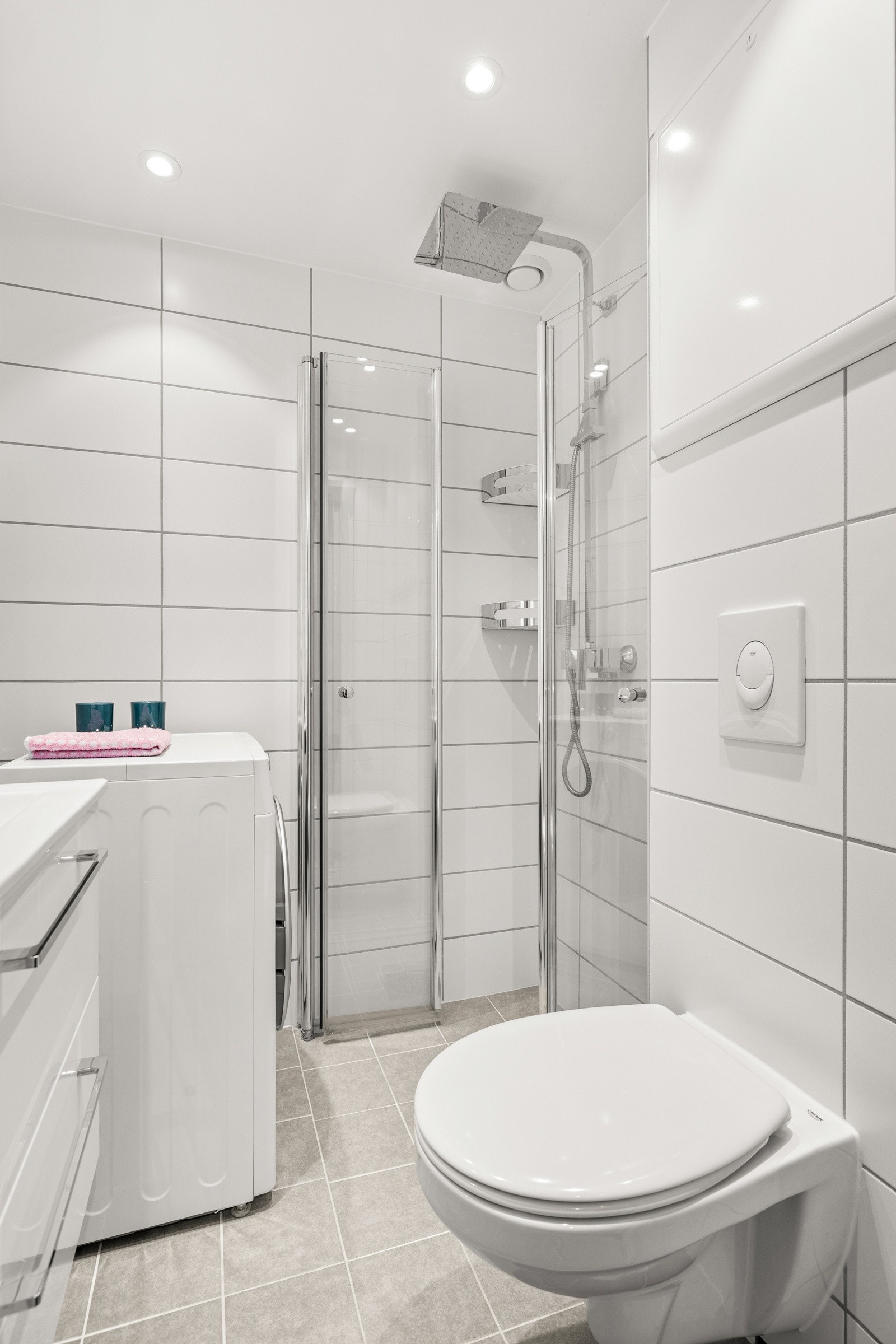 Stilrent og delikat baderom. Galleribilde