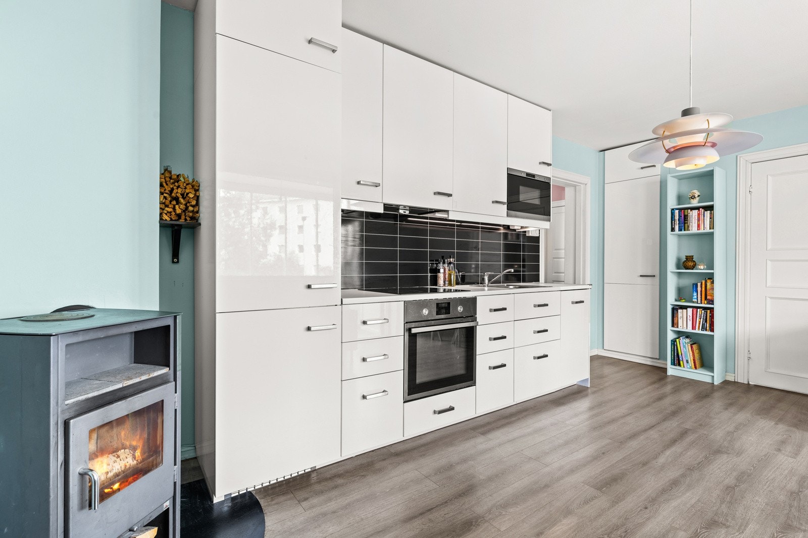 IKEA kjøkkeninnredning fra 2016, med glatte skapfronter i hvit høyglans. Galleribilde